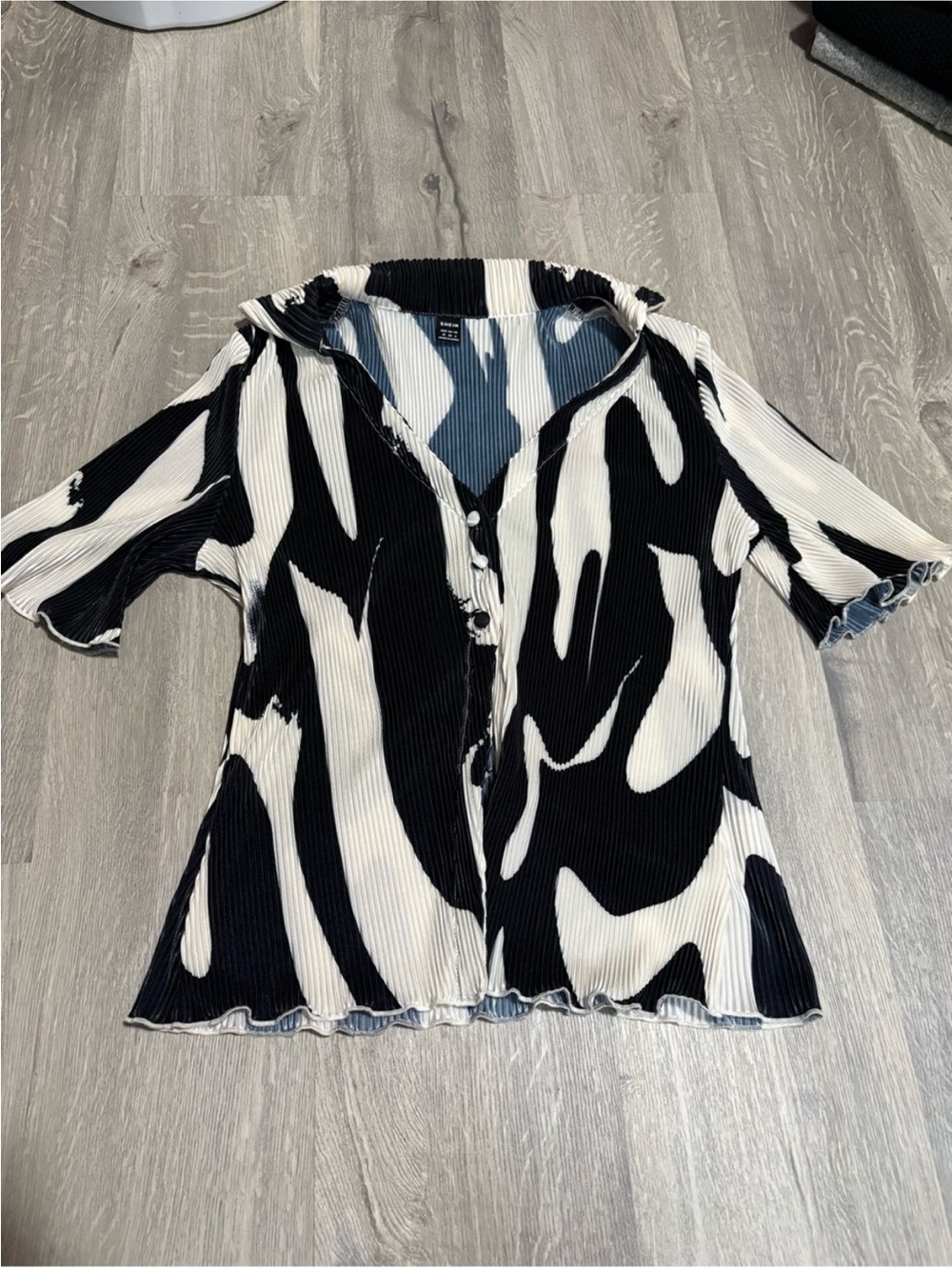 3 for $14 SHEIN Black & White Abstract Wave Button-Down Top size medium